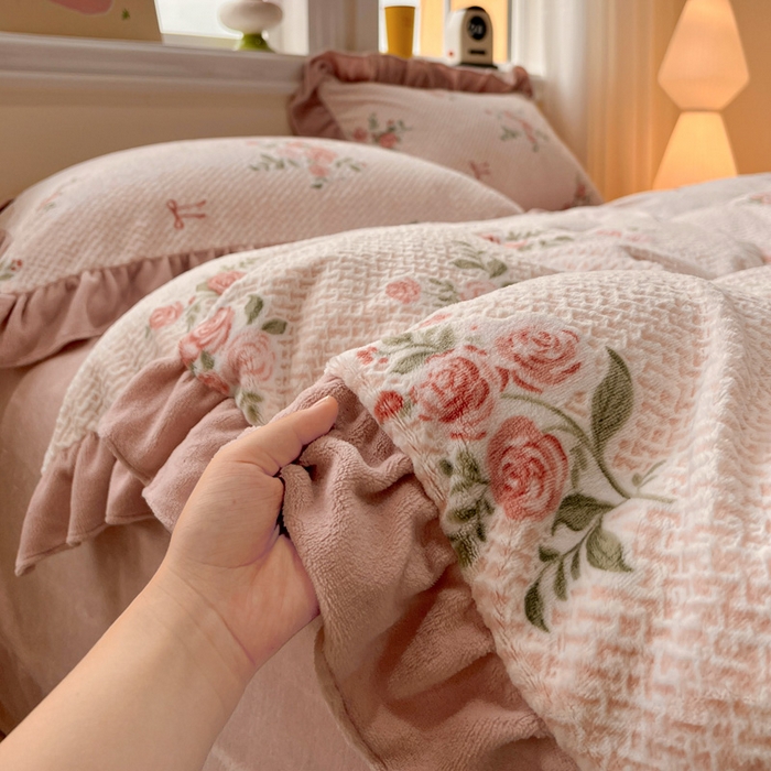 91家纺网 家纺一手货源 找家纺 忆生活家纺 2025新款秋冬韩版公主风5D立体雕花牛奶绒四件套 落川花海-粉