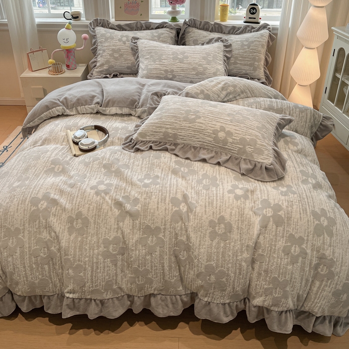 91家纺网 家纺一手货源 找家纺 忆生活家纺 2025新款秋冬韩版公主风5D立体雕花牛奶绒四件套 予你花香-灰