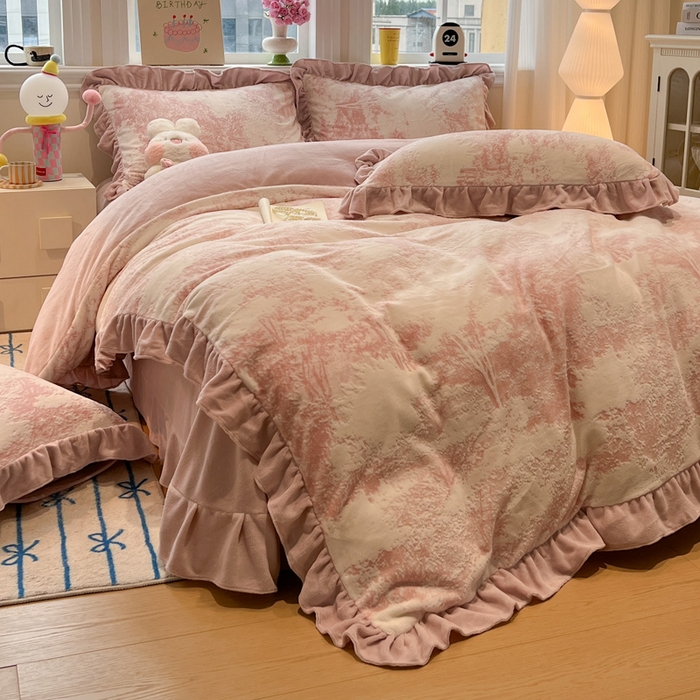 91家纺网 家纺一手货源 找家纺 忆生活家纺 2025新款秋冬韩版公主风5D立体雕花牛奶绒四件套 绿茵-粉