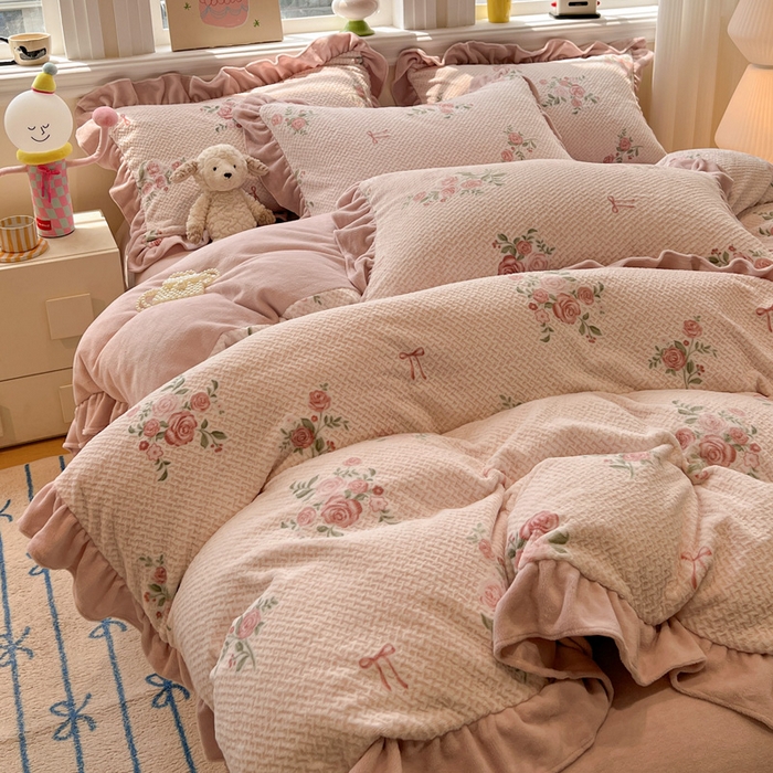 91家纺网 家纺一手货源 找家纺 忆生活家纺 2025新款秋冬韩版公主风5D立体雕花牛奶绒四件套 落川花海-粉