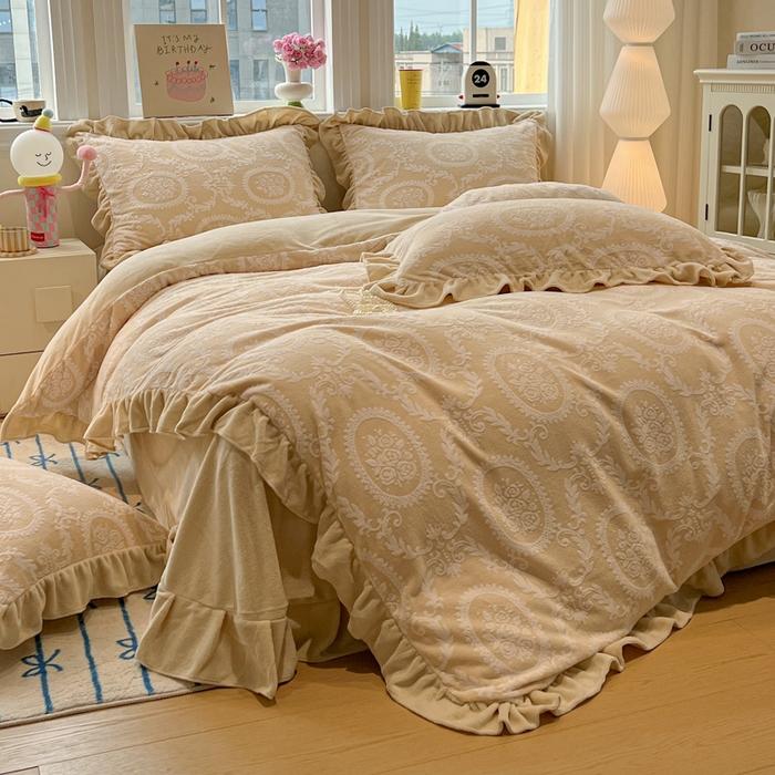 91家纺网 家纺一手货源 找家纺 忆生活家纺 2025新款秋冬韩版公主风5D立体雕花牛奶绒四件套 浅花悠悠-黄