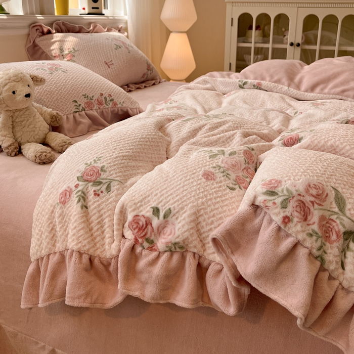 91家纺网 家纺一手货源 找家纺 忆生活家纺 2025新款秋冬韩版公主风5D立体雕花牛奶绒四件套 落川花海-粉