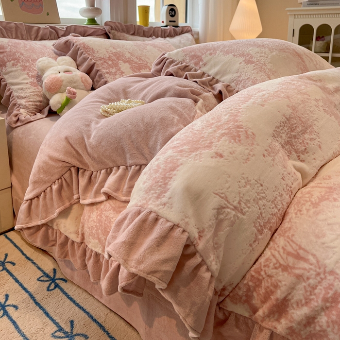 91家纺网 家纺一手货源 找家纺 忆生活家纺 2025新款秋冬韩版公主风5D立体雕花牛奶绒四件套 绿茵-粉