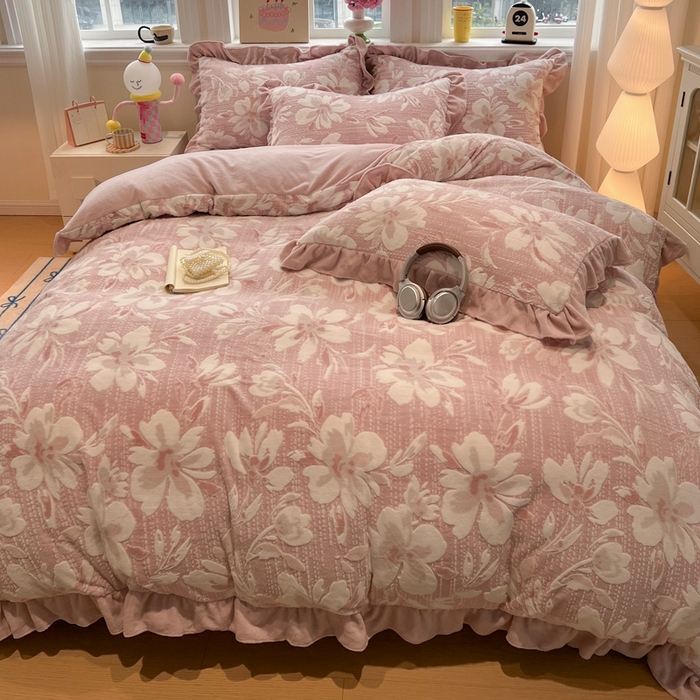 91家纺网 家纺一手货源 找家纺 忆生活家纺 2025新款秋冬韩版公主风5D立体雕花牛奶绒四件套 米兰花园-粉