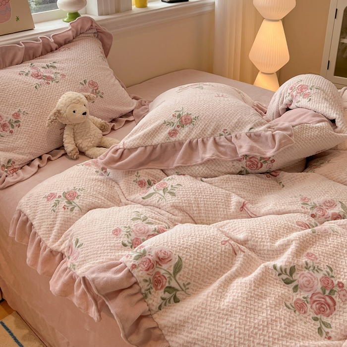 91家纺网 家纺一手货源 找家纺 忆生活家纺 2025新款秋冬韩版公主风5D立体雕花牛奶绒四件套 落川花海-粉