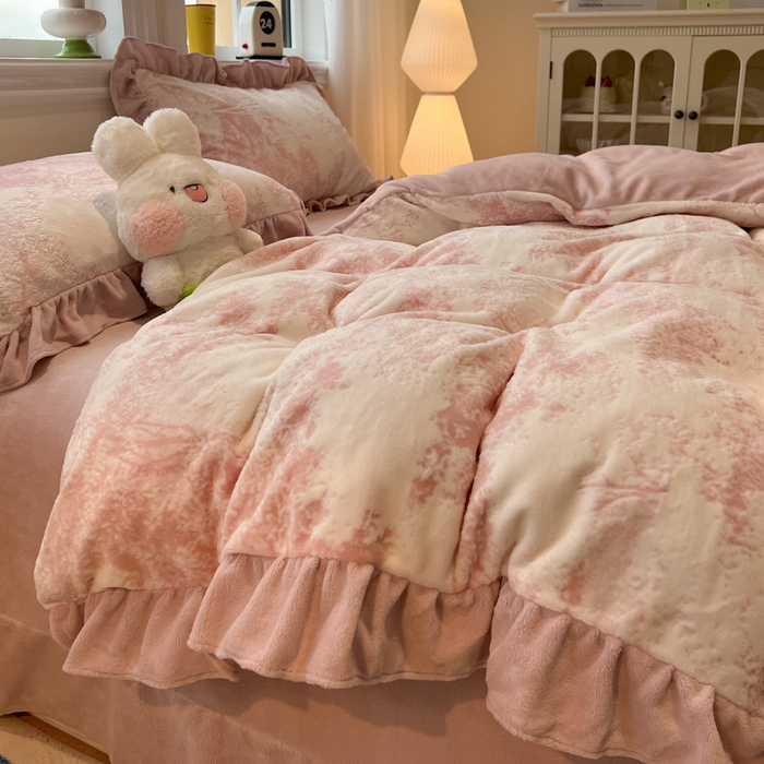 91家纺网 家纺一手货源 找家纺 忆生活家纺 2025新款秋冬韩版公主风5D立体雕花牛奶绒四件套 绿茵-粉