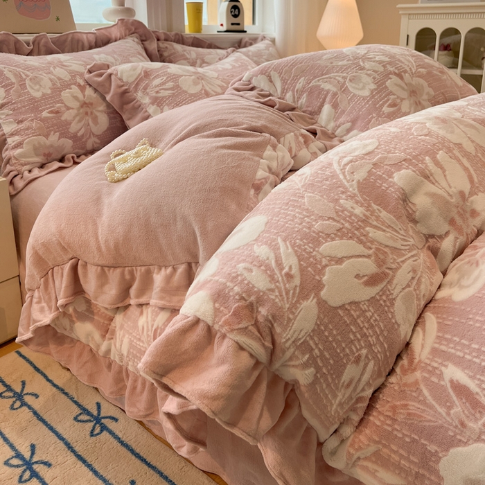 91家纺网 家纺一手货源 找家纺 忆生活家纺 2025新款秋冬韩版公主风5D立体雕花牛奶绒四件套 米兰花园-粉