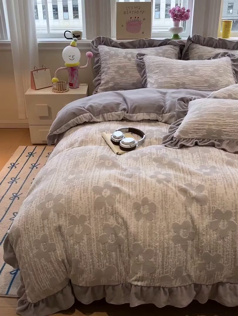 91家纺网 家纺一手货源 找家纺 忆生活家纺 2025新款秋冬韩版公主风5D立体雕花牛奶绒四件套 予你花香-灰