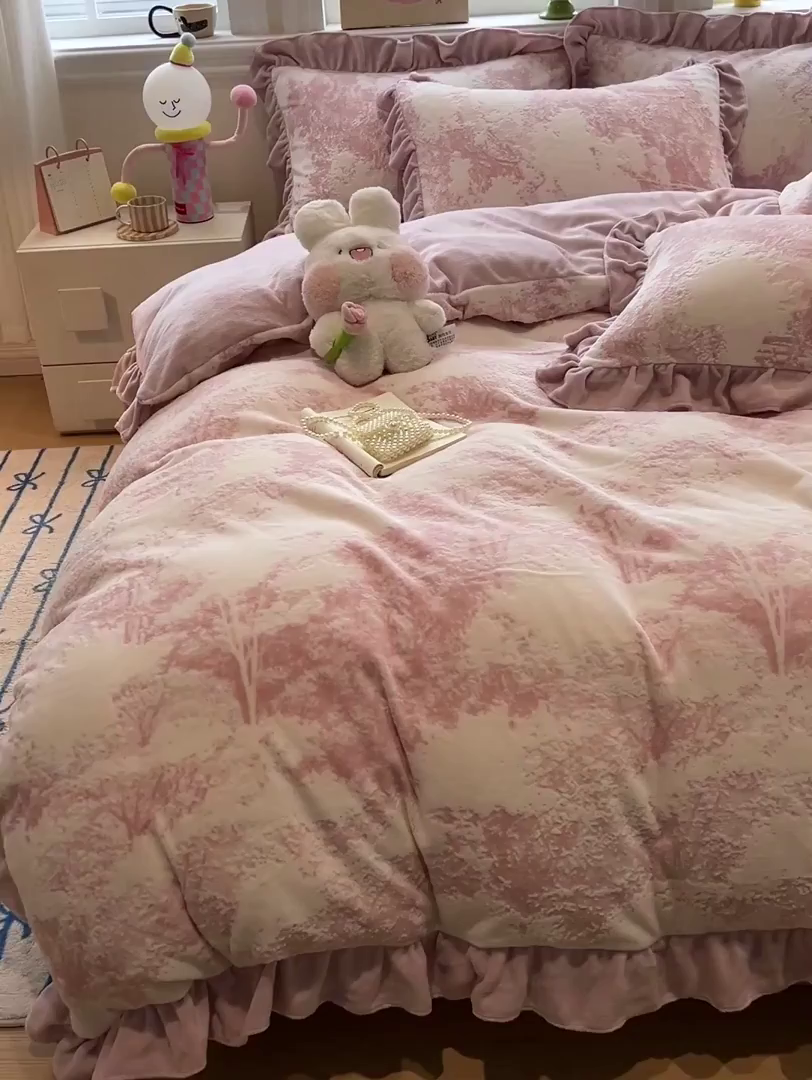 91家纺网 家纺一手货源 找家纺 忆生活家纺 2025新款秋冬韩版公主风5D立体雕花牛奶绒四件套 绿茵-粉