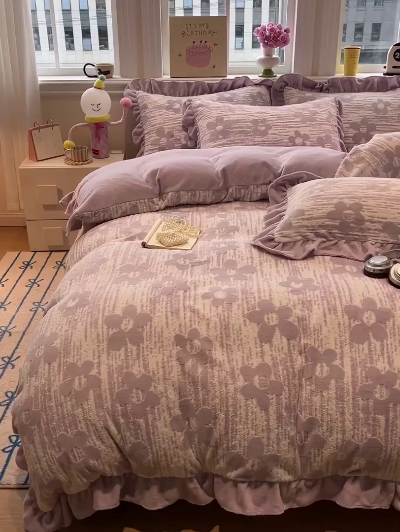 91家纺网 家纺一手货源 找家纺 忆生活家纺 2025新款秋冬韩版公主风5D立体雕花牛奶绒四件套 予你花香-紫