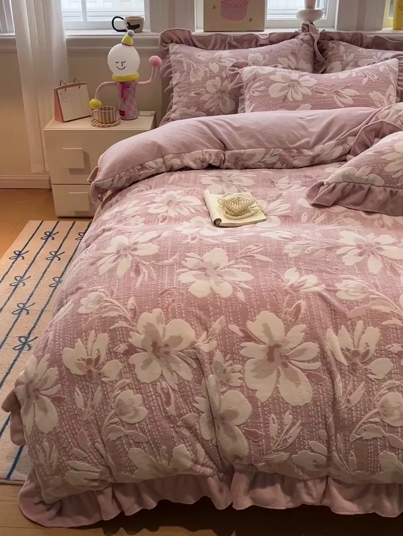 91家纺网 家纺一手货源 找家纺 忆生活家纺 2025新款秋冬韩版公主风5D立体雕花牛奶绒四件套 米兰花园-粉