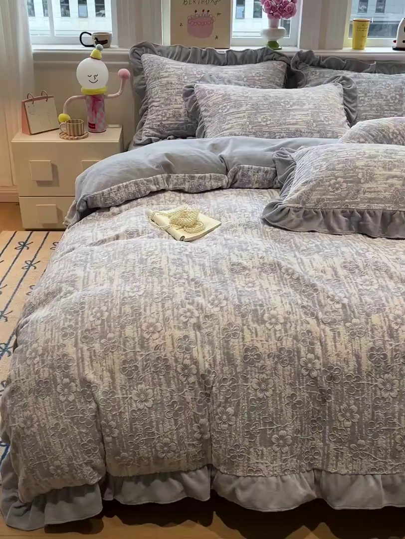 91家纺网 家纺一手货源 找家纺 忆生活家纺 2025新款秋冬韩版公主风5D立体雕花牛奶绒四件套 秋日花语-晴蓝