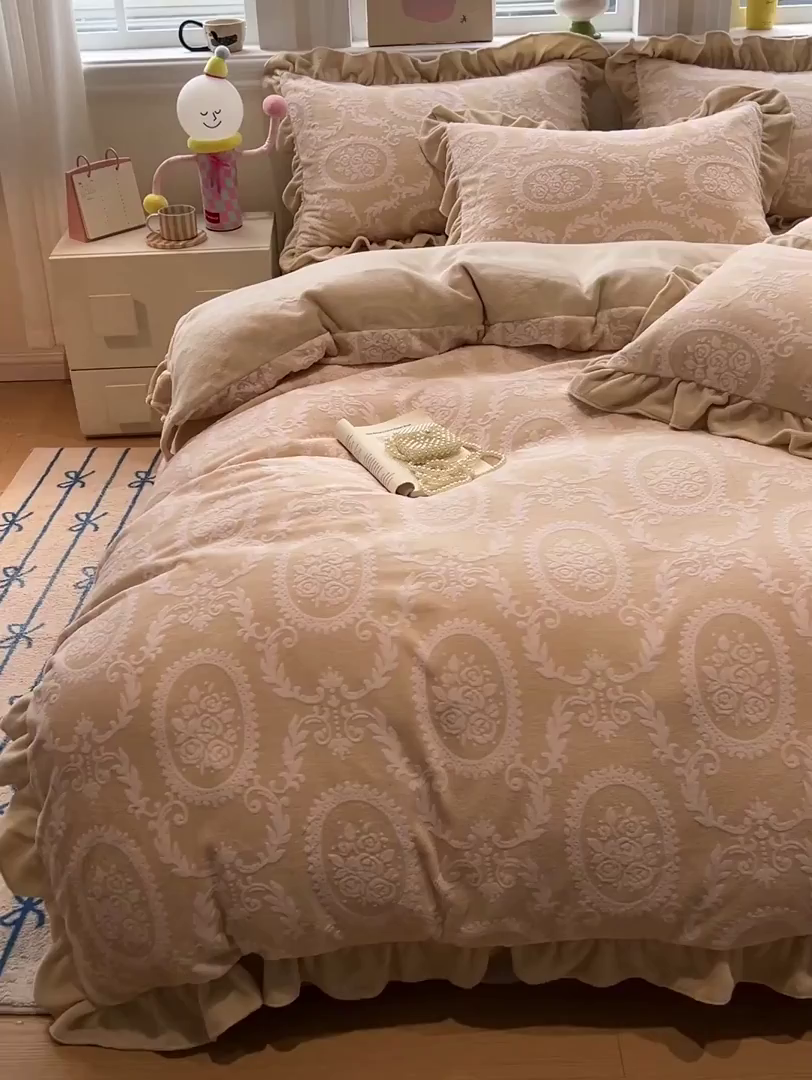 91家纺网 家纺一手货源 找家纺 忆生活家纺 2025新款秋冬韩版公主风5D立体雕花牛奶绒四件套 浅花悠悠-黄