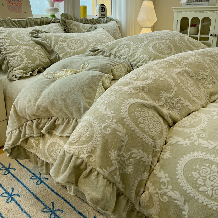 91家纺网 家纺一手货源 找家纺 忆生活家纺 2025新款秋冬韩版公主风5D立体雕花牛奶绒四件套 浅花悠悠-绿