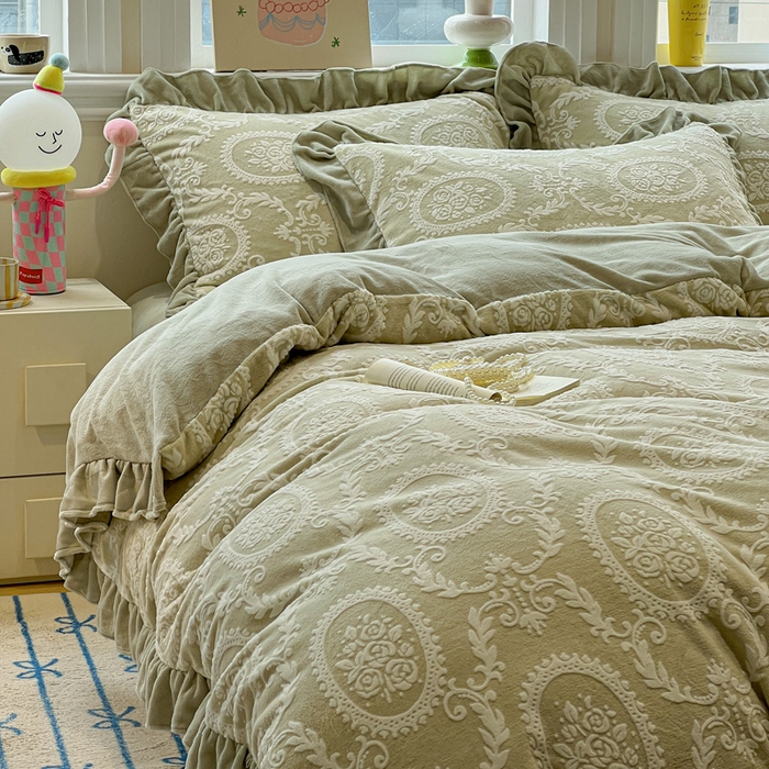 91家纺网 家纺一手货源 找家纺 忆生活家纺 2025新款秋冬韩版公主风5D立体雕花牛奶绒四件套 浅花悠悠-绿