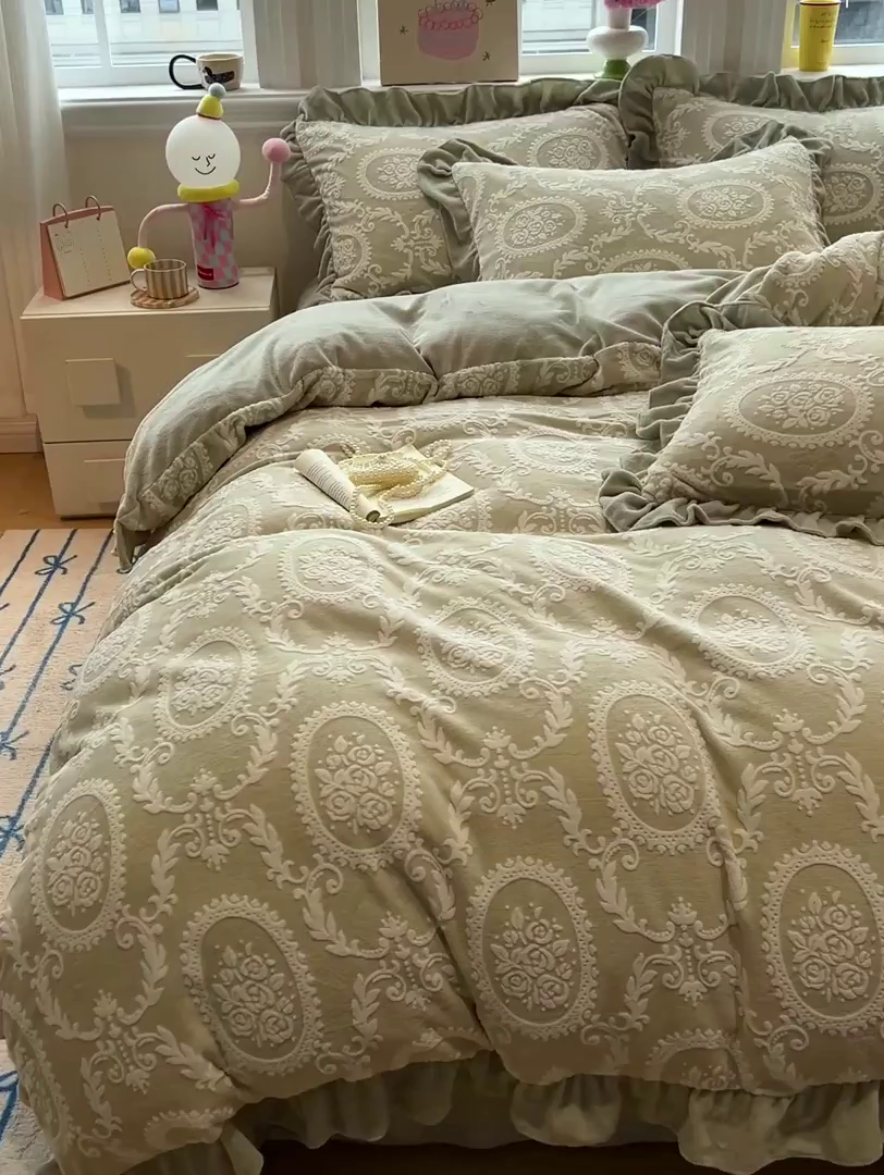 91家纺网 家纺一手货源 找家纺 忆生活家纺 2025新款秋冬韩版公主风5D立体雕花牛奶绒四件套 浅花悠悠-绿