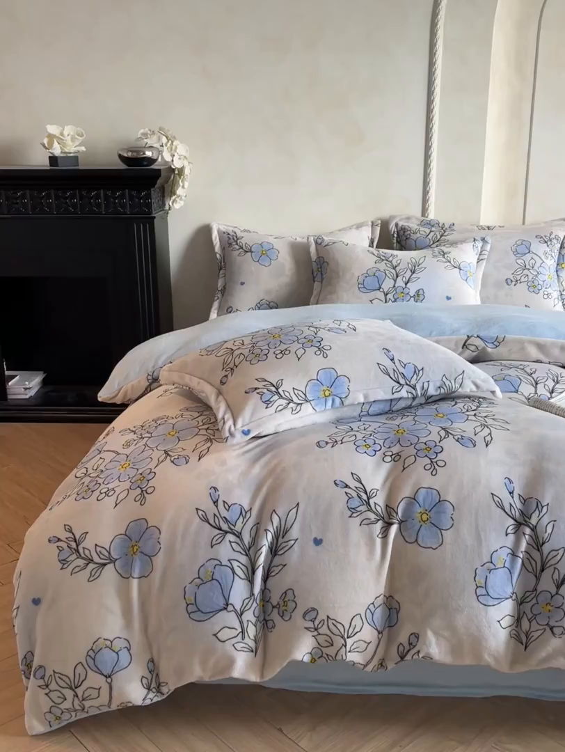 91家纺网 家纺一手货源 找家纺 川悦生活 2025新款轻奢风高克重牛奶绒印花保暖四件套 青空水月