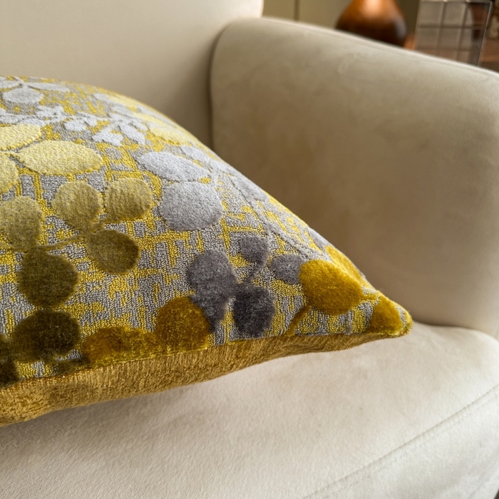 91家纺网 家纺一手货源 找家纺 新奇异 2025新款雪尼尔三拼水墨叶抱枕 三拼墨叶-黄色