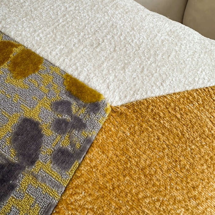 91家纺网 家纺一手货源 找家纺 新奇异 2025新款雪尼尔三拼水墨叶抱枕 三拼墨叶-黄色