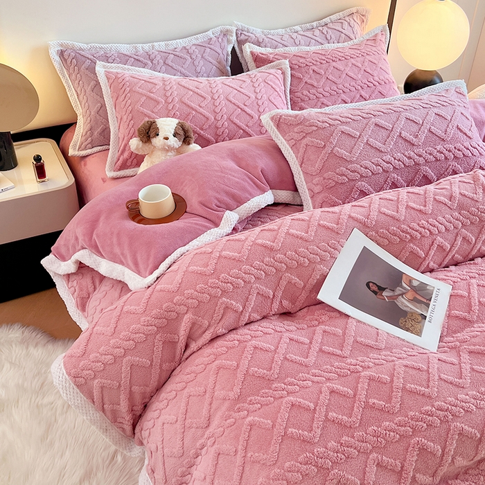 91家纺网 家纺一手货源 找家纺 悦织湾家纺 轻奢塔芙绒菱形格纯色牛奶绒四件套2025新款床上用品加厚保暖4件套 梦玫瑰