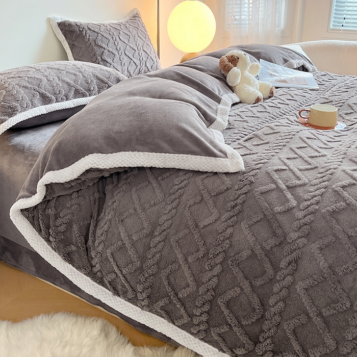 91家纺网 家纺一手货源 找家纺 悦织湾家纺 轻奢塔芙绒菱形格纯色牛奶绒四件套2025新款床上用品加厚保暖4件套 古鼎灰