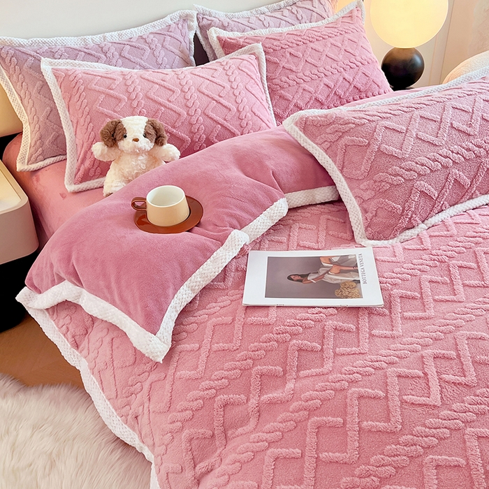 91家纺网 家纺一手货源 找家纺 悦织湾家纺 轻奢塔芙绒菱形格纯色牛奶绒四件套2025新款床上用品加厚保暖4件套 梦玫瑰
