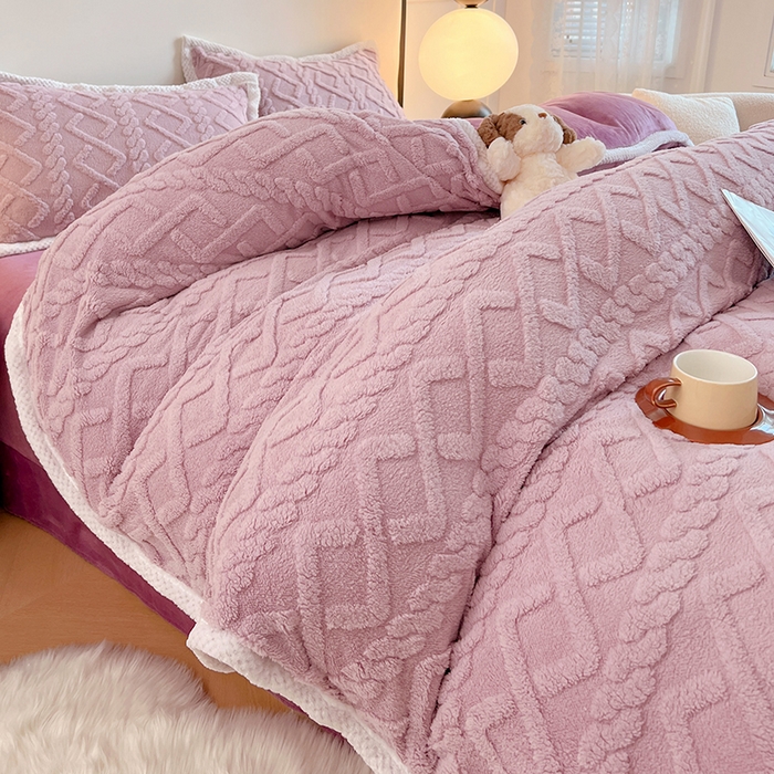 91家纺网 家纺一手货源 找家纺 悦织湾家纺 轻奢塔芙绒菱形格纯色牛奶绒四件套2025新款床上用品加厚保暖4件套 暮山紫