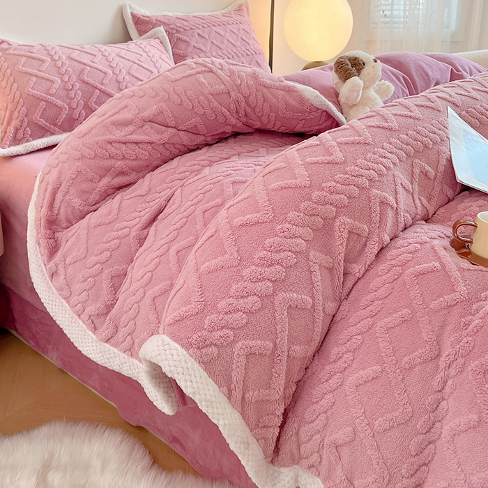 91家纺网 家纺一手货源 找家纺 悦织湾家纺 轻奢塔芙绒菱形格纯色牛奶绒四件套2025新款床上用品加厚保暖4件套 梦玫瑰