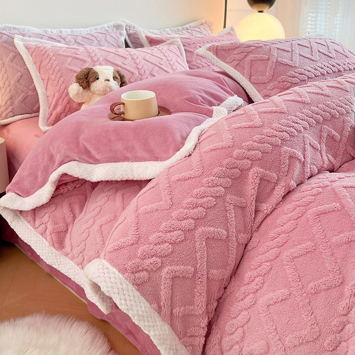 91家纺网 家纺一手货源 找家纺 悦织湾家纺 轻奢塔芙绒菱形格纯色牛奶绒四件套2025新款床上用品加厚保暖4件套 梦玫瑰