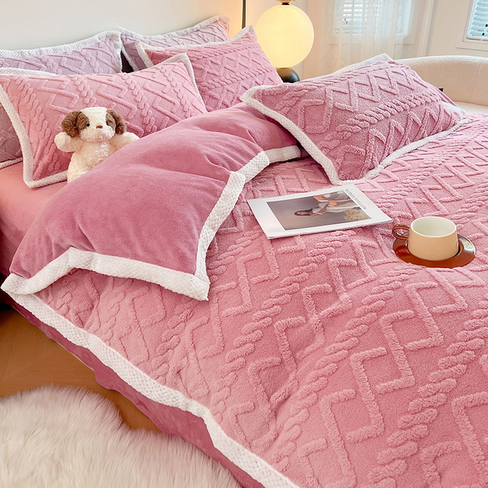 91家纺网 家纺一手货源 找家纺 悦织湾家纺 轻奢塔芙绒菱形格纯色牛奶绒四件套2025新款床上用品加厚保暖4件套 梦玫瑰