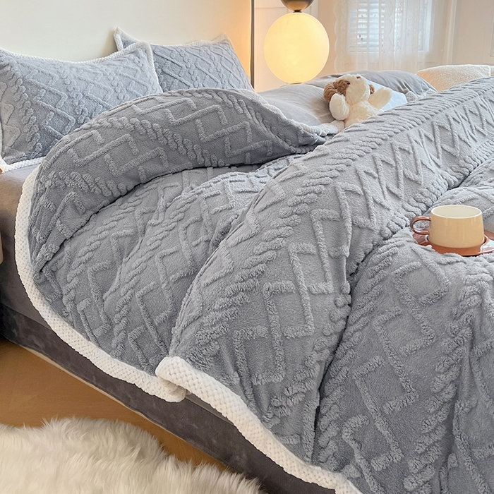91家纺网 家纺一手货源 找家纺 悦织湾家纺 轻奢塔芙绒菱形格纯色牛奶绒四件套2025新款床上用品加厚保暖4件套 仿羊绒灰