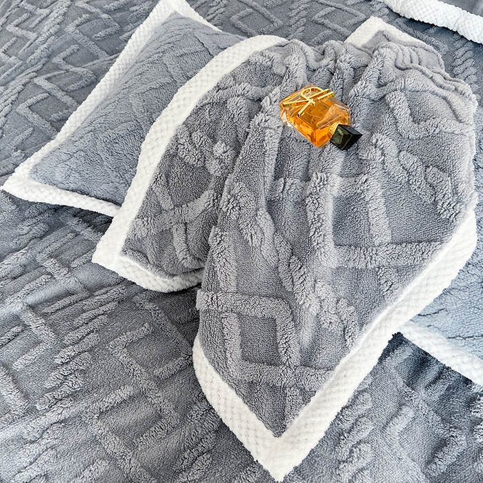 91家纺网 家纺一手货源 找家纺 悦织湾家纺 轻奢塔芙绒菱形格纯色牛奶绒四件套2025新款床上用品加厚保暖4件套 仿羊绒灰