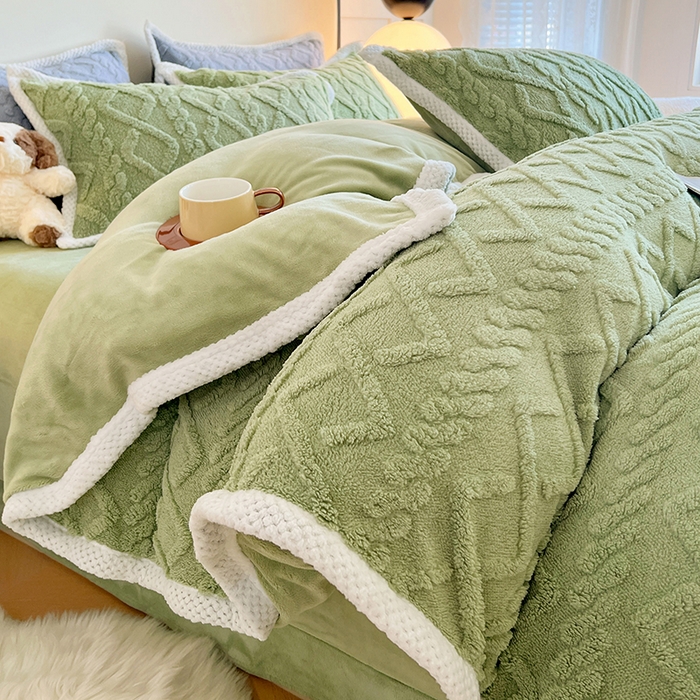91家纺网 家纺一手货源 找家纺 悦织湾家纺 轻奢塔芙绒菱形格纯色牛奶绒四件套2025新款床上用品加厚保暖4件套 曼巴绿