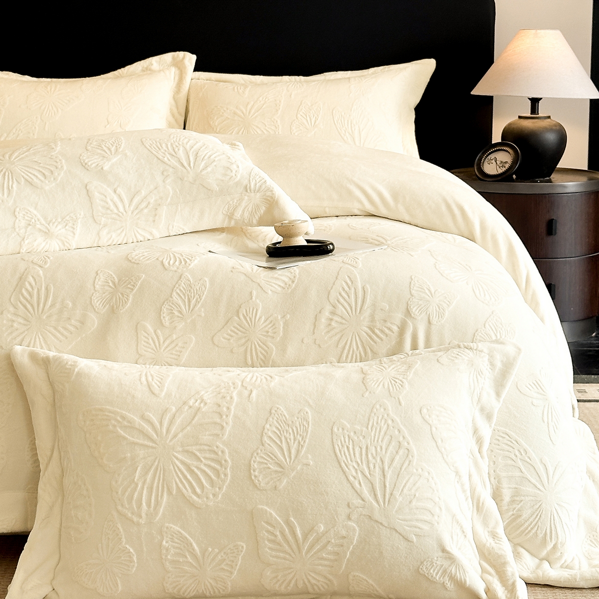 91家纺网 家纺一手货源 找家纺 （总）金阳光家纺 2025新款A类立体雕花牛奶绒轻奢风牛奶绒四件套-梦蝶