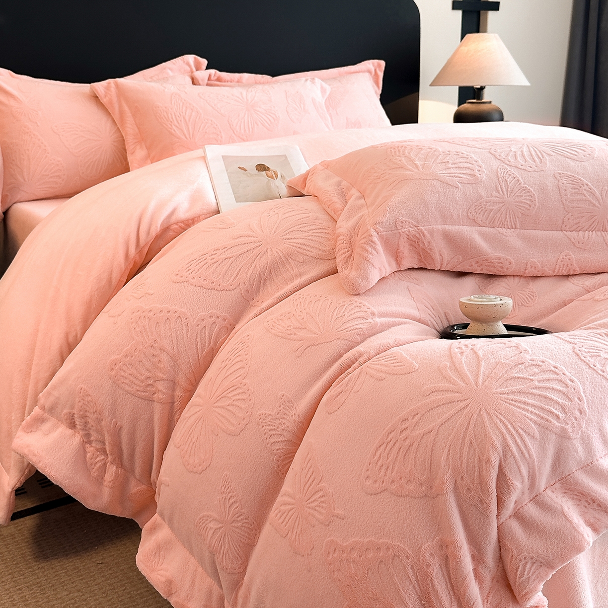 91家纺网 家纺一手货源 找家纺 （总）金阳光家纺 2025新款A类立体雕花牛奶绒轻奢风牛奶绒四件套-梦蝶