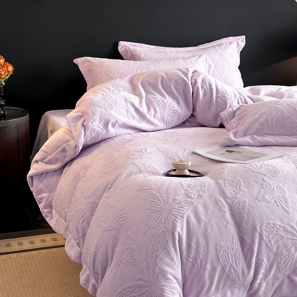 91家纺网 家纺一手货源 找家纺 金阳光家纺 2025新款A类立体雕花牛奶绒轻奢风牛奶绒四件套-梦蝶 梦蝶-紫