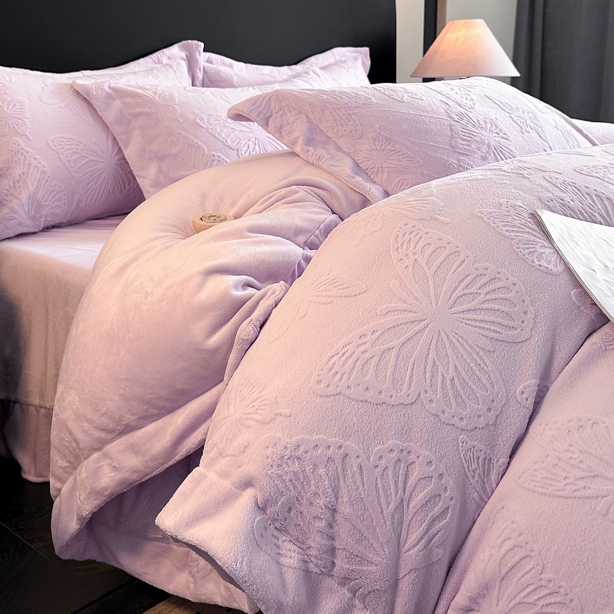 91家纺网 家纺一手货源 找家纺 金阳光家纺 2025新款A类立体雕花牛奶绒轻奢风牛奶绒四件套-梦蝶 梦蝶-紫