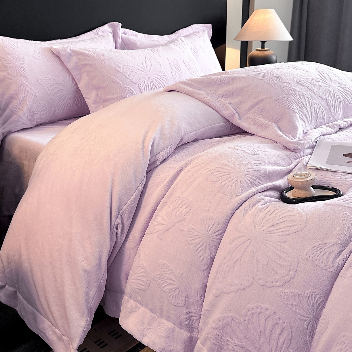 91家纺网 家纺一手货源 找家纺 金阳光家纺 2025新款A类立体雕花牛奶绒轻奢风牛奶绒四件套-梦蝶 梦蝶-紫