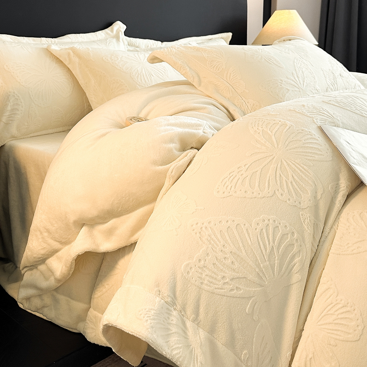 91家纺网 家纺一手货源 找家纺 金阳光家纺 2025新款A类立体雕花牛奶绒轻奢风牛奶绒四件套-梦蝶 梦蝶-白