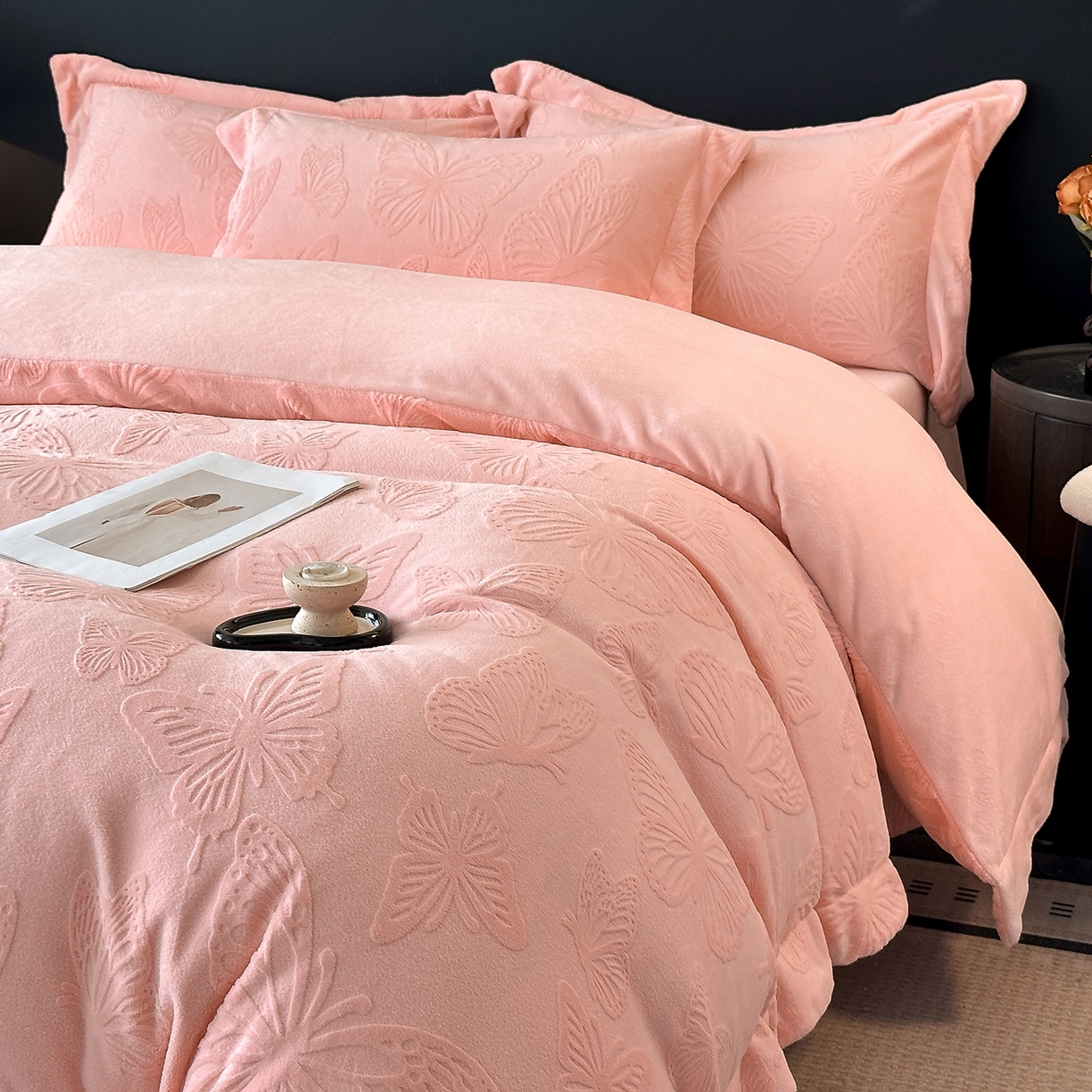 91家纺网 家纺一手货源 找家纺 金阳光家纺 2025新款A类立体雕花牛奶绒轻奢风牛奶绒四件套-梦蝶 梦蝶-粉