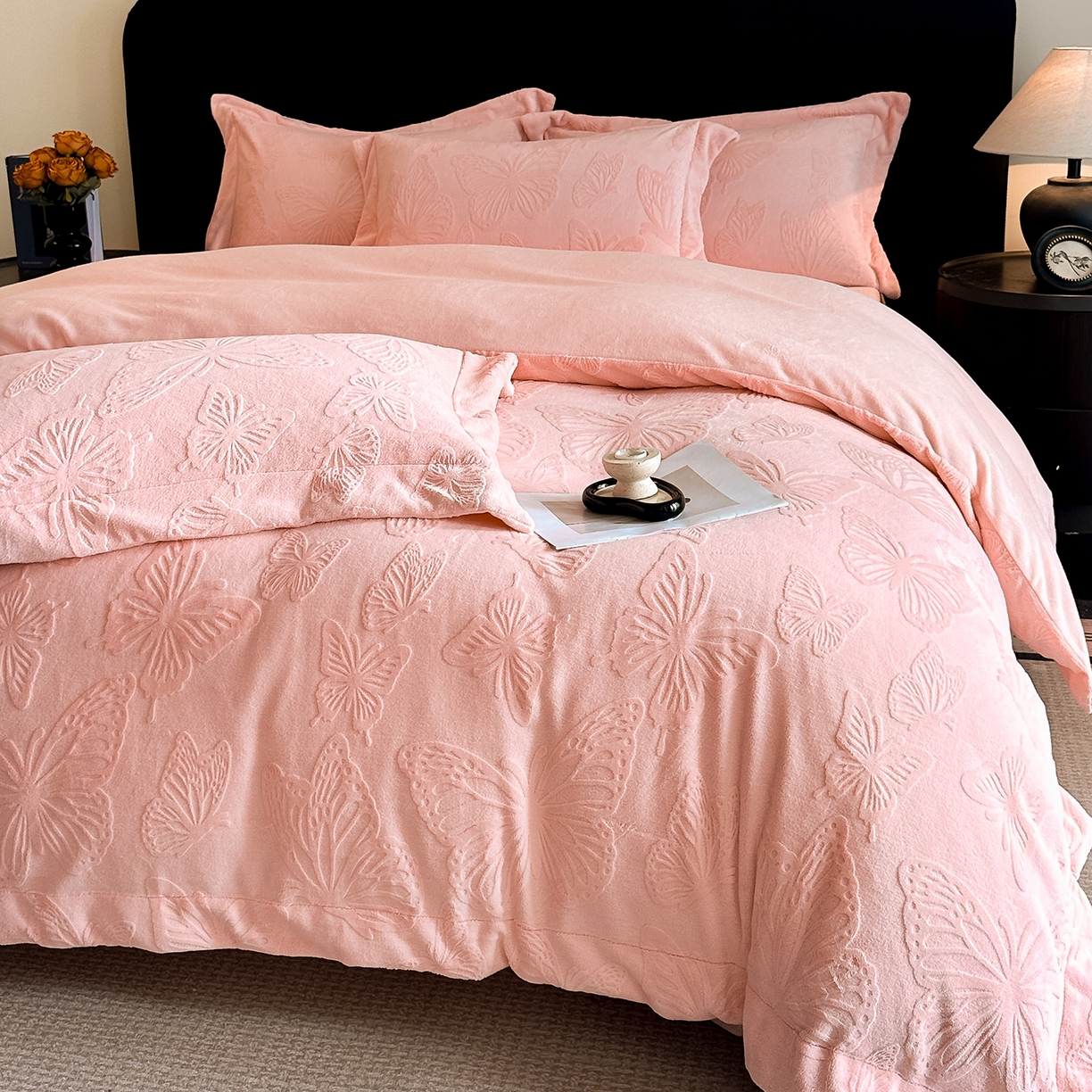 91家纺网 家纺一手货源 找家纺 金阳光家纺 2025新款A类立体雕花牛奶绒轻奢风牛奶绒四件套-梦蝶 梦蝶-粉