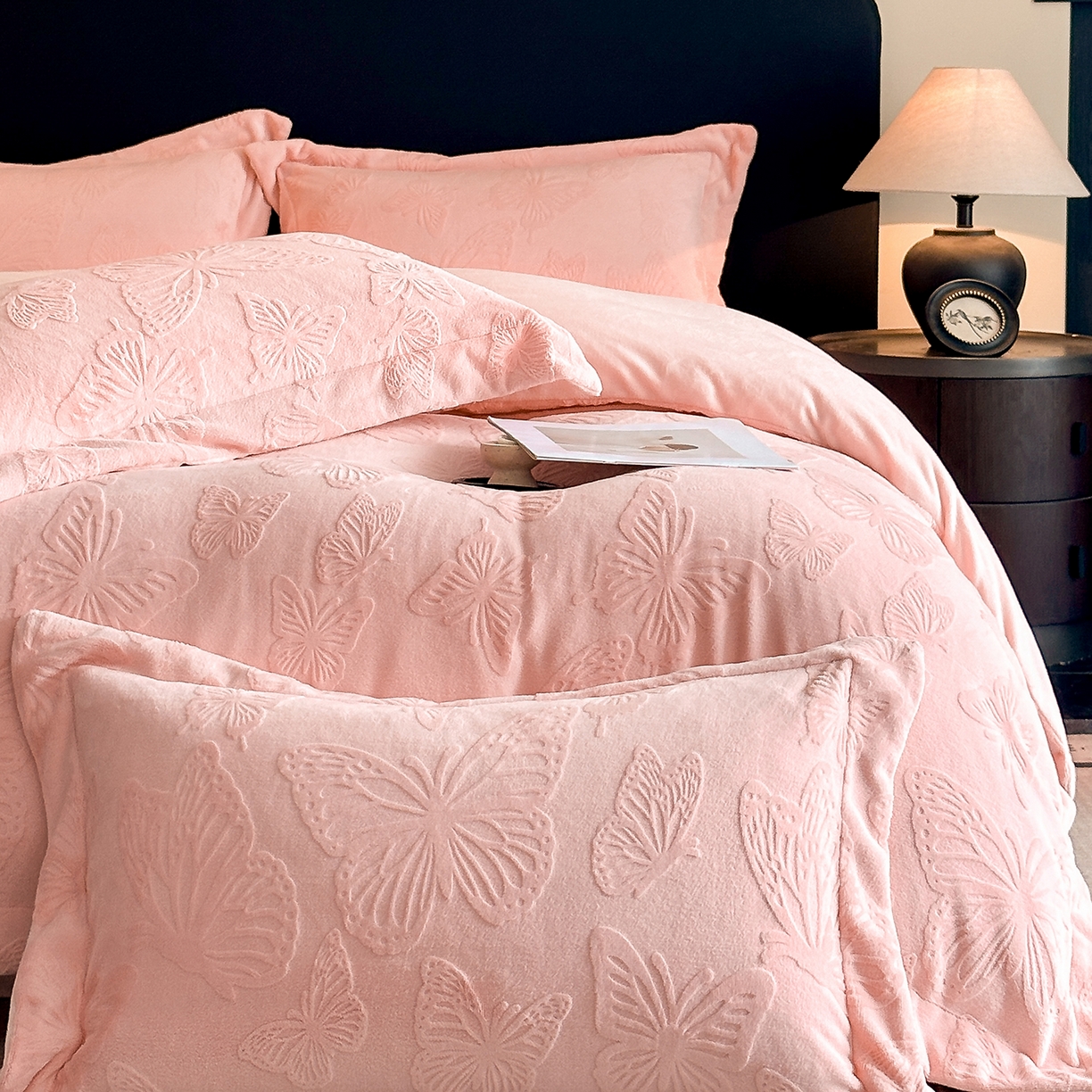 91家纺网 家纺一手货源 找家纺 金阳光家纺 2025新款A类立体雕花牛奶绒轻奢风牛奶绒四件套-梦蝶 梦蝶-粉