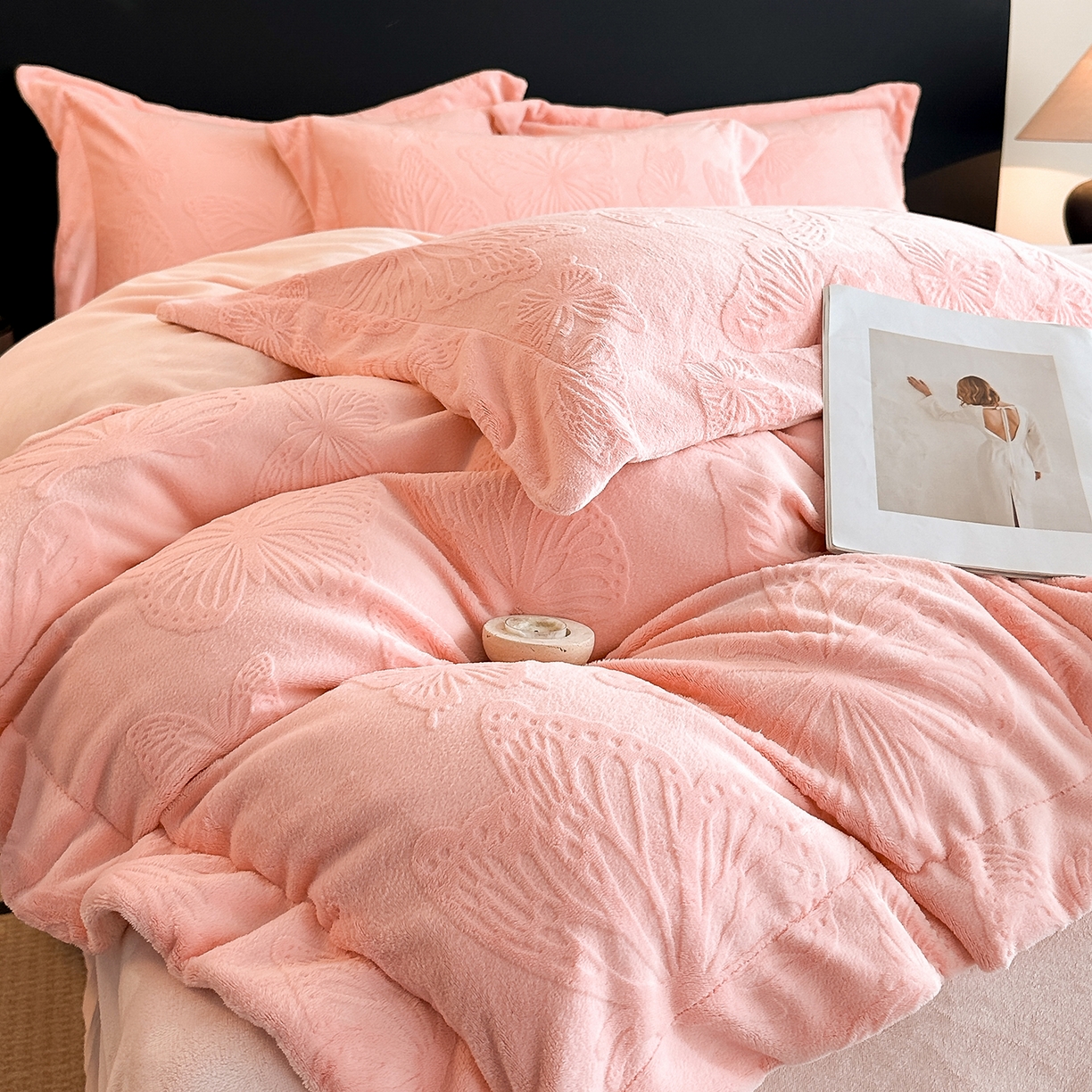 91家纺网 家纺一手货源 找家纺 金阳光家纺 2025新款A类立体雕花牛奶绒轻奢风牛奶绒四件套-梦蝶 梦蝶-粉