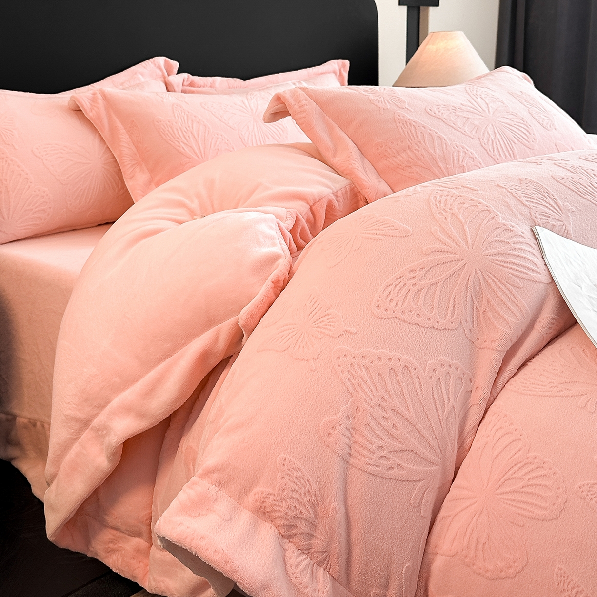 91家纺网 家纺一手货源 找家纺 金阳光家纺 2025新款A类立体雕花牛奶绒轻奢风牛奶绒四件套-梦蝶 梦蝶-粉