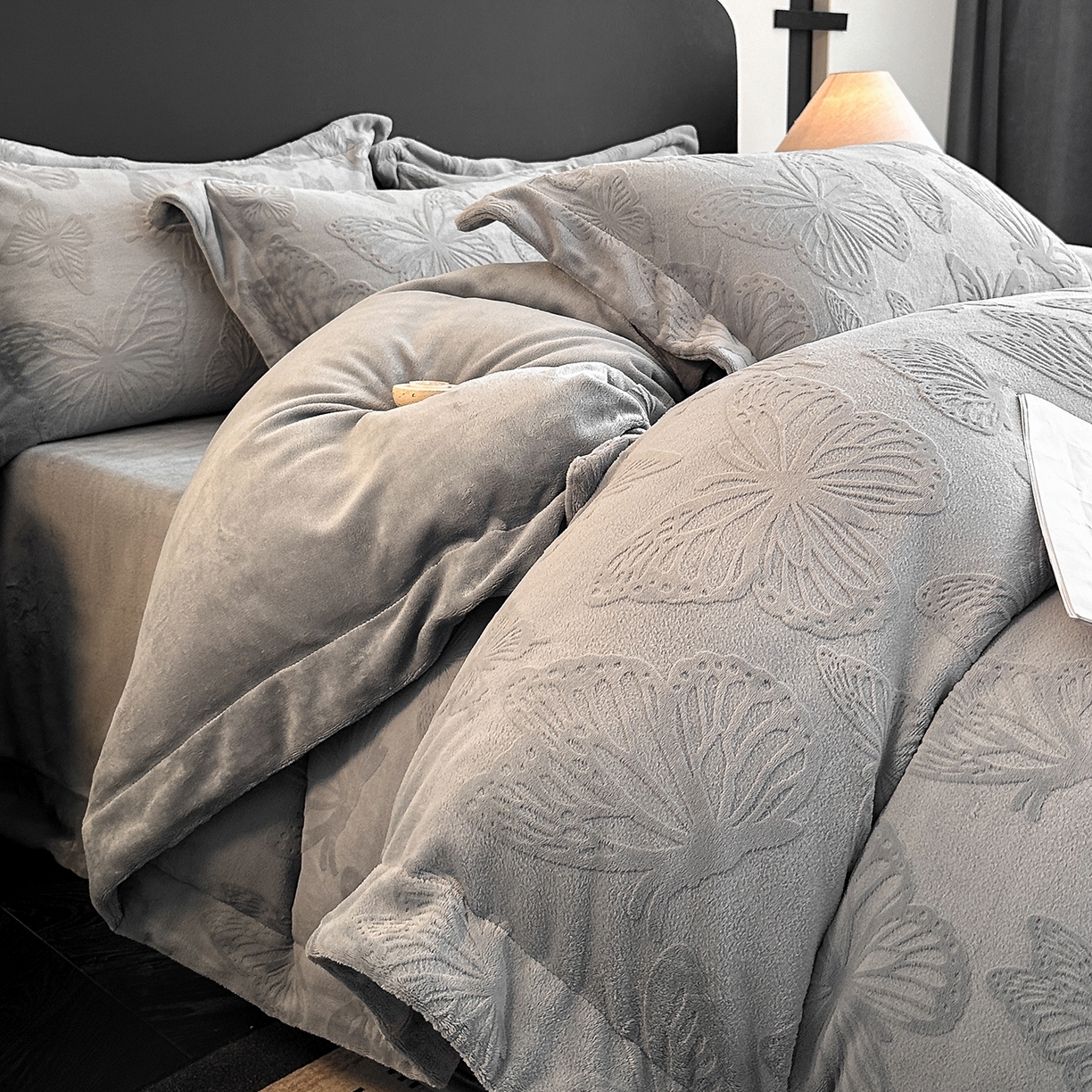 91家纺网 家纺一手货源 找家纺 金阳光家纺 2025新款A类立体雕花牛奶绒轻奢风牛奶绒四件套-梦蝶 梦蝶-灰