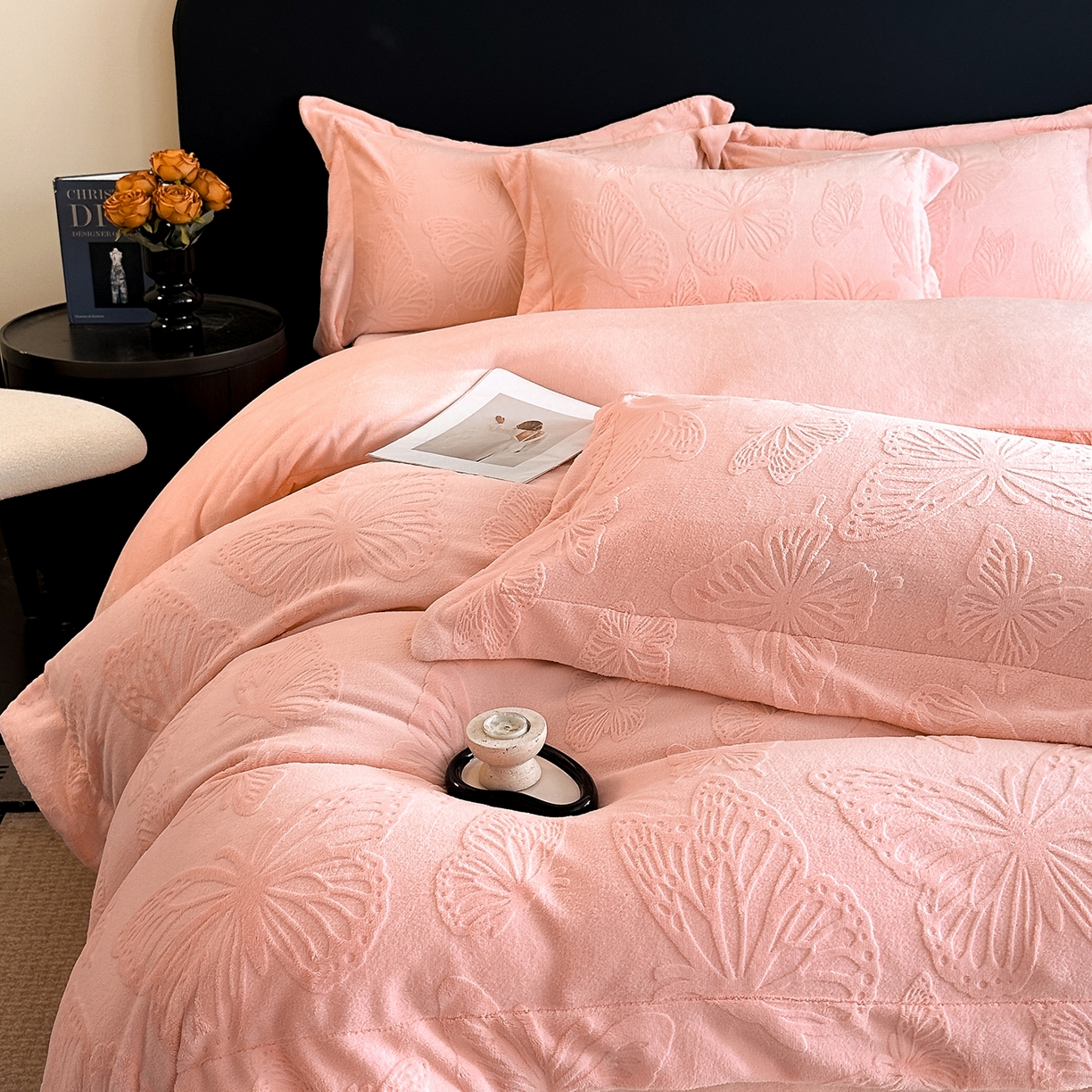 91家纺网 家纺一手货源 找家纺 金阳光家纺 2025新款A类立体雕花牛奶绒轻奢风牛奶绒四件套-梦蝶 梦蝶-粉