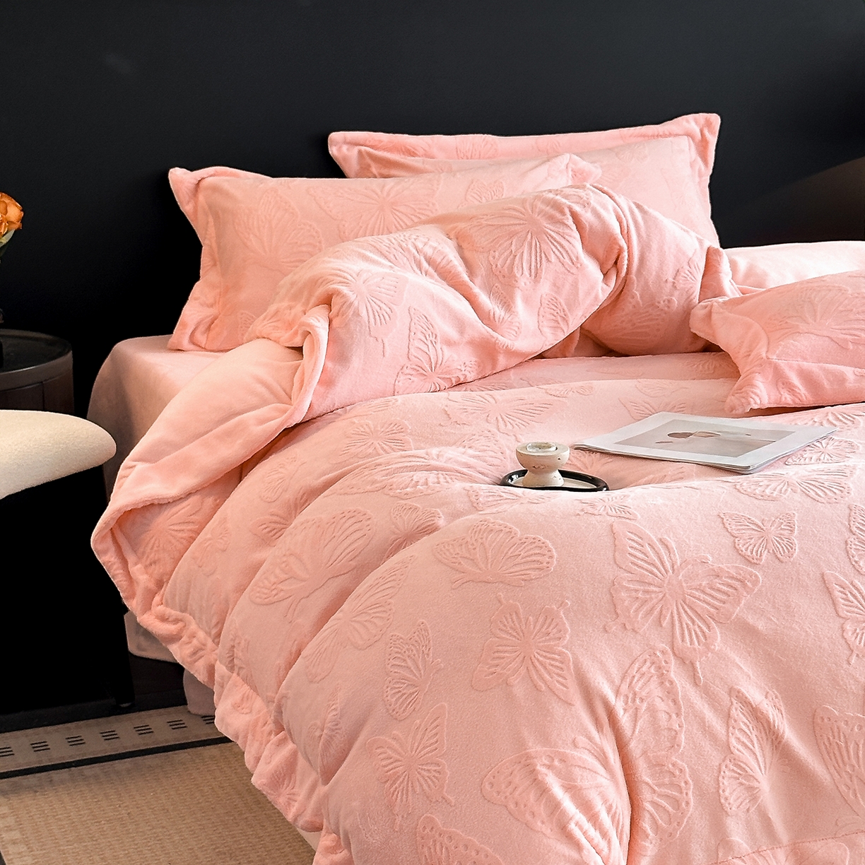 91家纺网 家纺一手货源 找家纺 金阳光家纺 2025新款A类立体雕花牛奶绒轻奢风牛奶绒四件套-梦蝶 梦蝶-粉