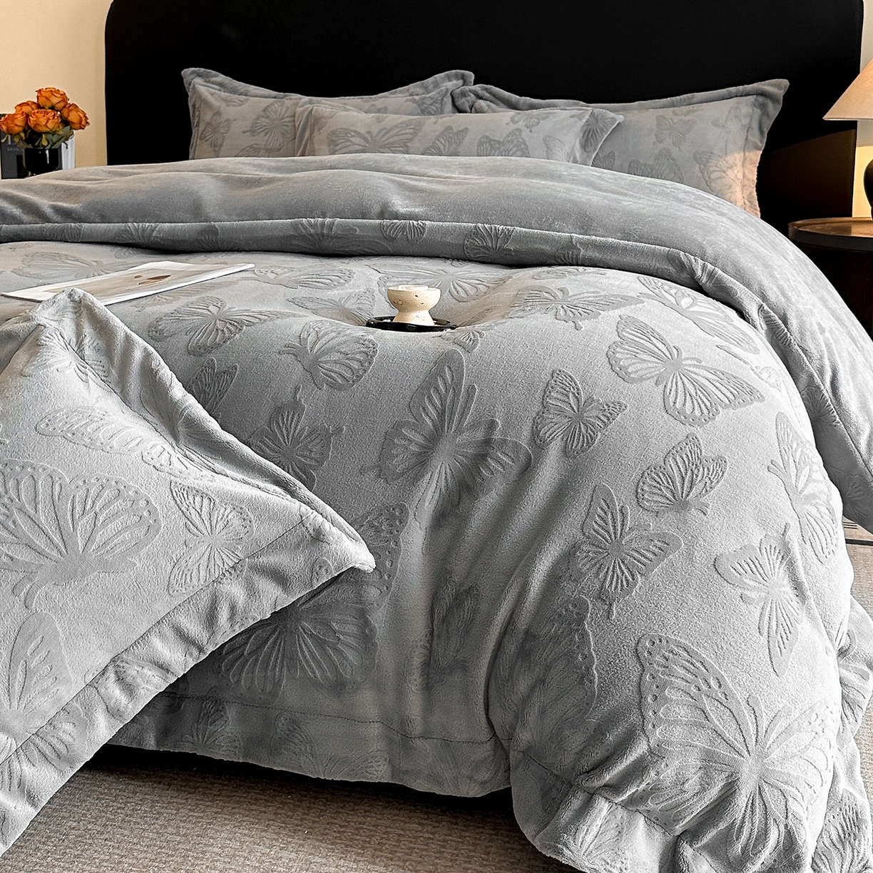 91家纺网 家纺一手货源 找家纺 金阳光家纺 2025新款A类立体雕花牛奶绒轻奢风牛奶绒四件套-梦蝶 梦蝶-灰