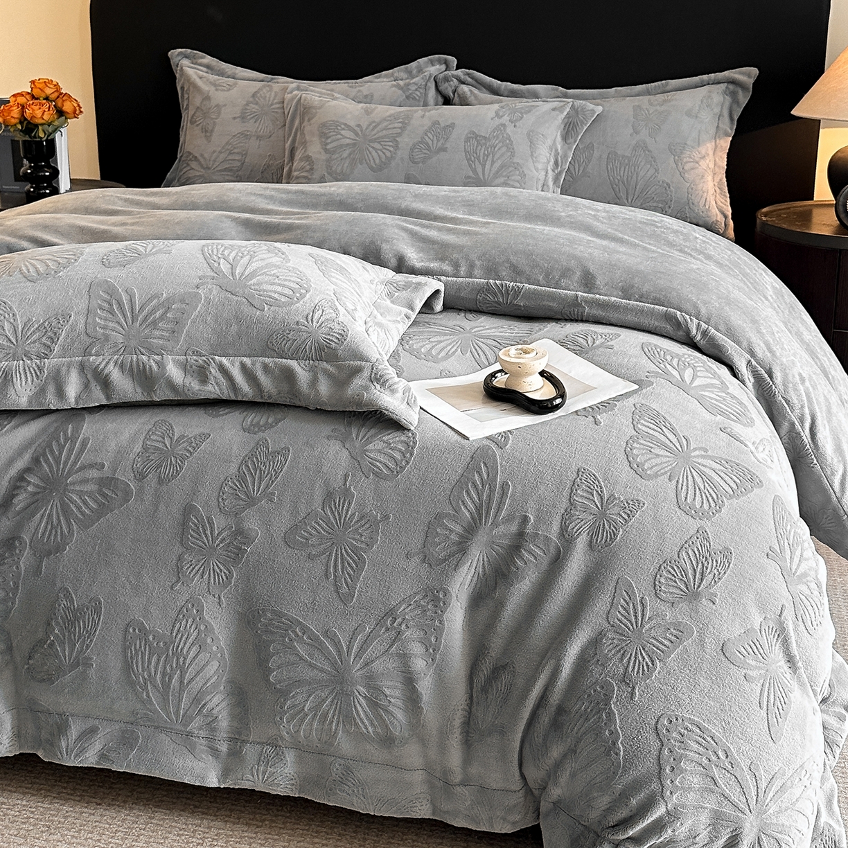 91家纺网 家纺一手货源 找家纺 金阳光家纺 2025新款A类立体雕花牛奶绒轻奢风牛奶绒四件套-梦蝶 梦蝶-灰