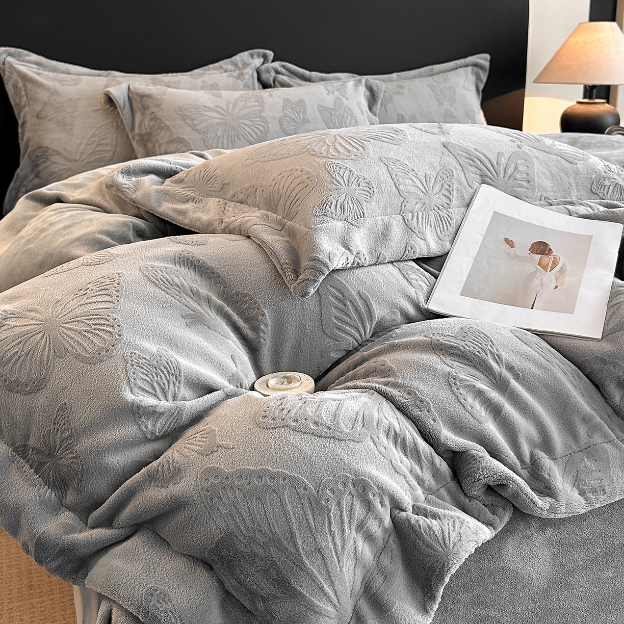 91家纺网 家纺一手货源 找家纺 金阳光家纺 2025新款A类立体雕花牛奶绒轻奢风牛奶绒四件套-梦蝶 梦蝶-灰